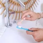 Lamazuna Cepillo de dientes de bioplástico con cabezal reemplazable, de dureza media, azul