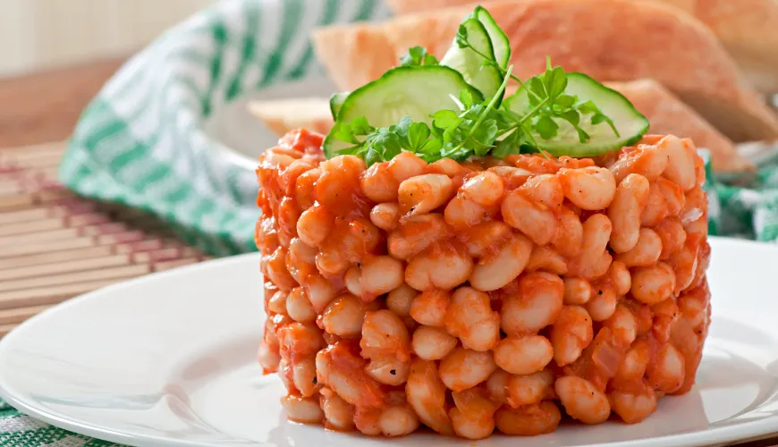 Descubra la magia de los frijoles en una sencilla salsa de tomate