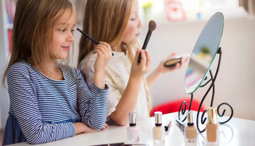 La piel sana comienza con cosméticos naturales para chicas jóvenes.