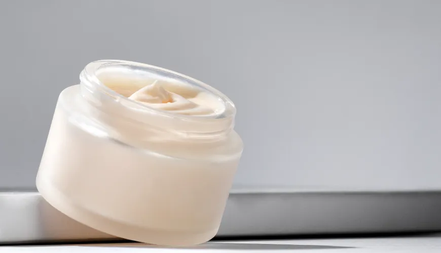 La crema con ceramidas protege tu piel de las influencias externas.