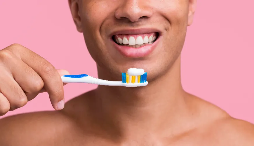 Cómo limpiarse correctamente los dientes con un cepillo interdental