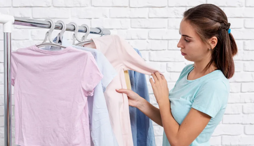 Consejos sencillos para refrescar la ropa con olor a humedad