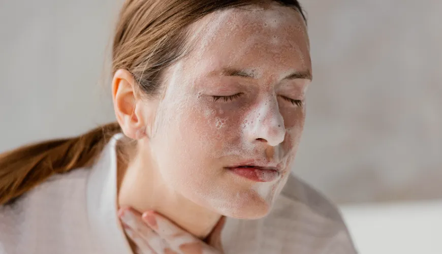 La exfoliación adecuada de la piel apoyará su renovación natural.