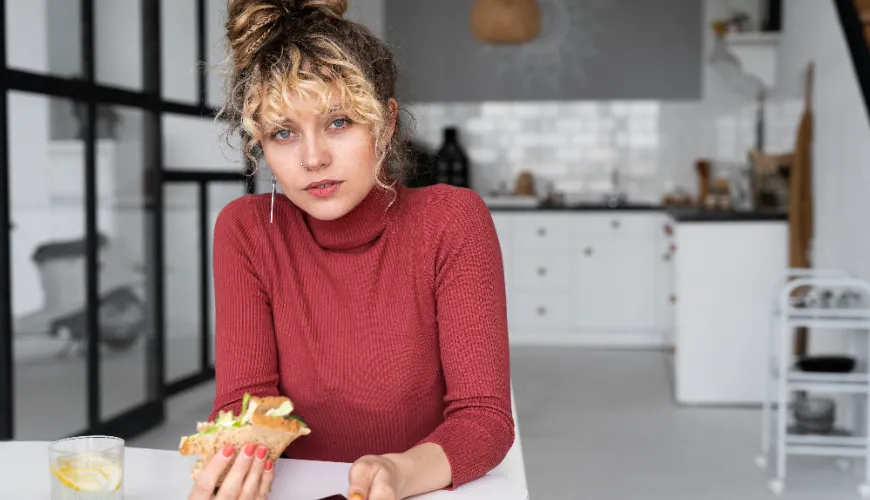 La sensación frecuente de saciedad después de comer puede requerir un cambio en la dieta.