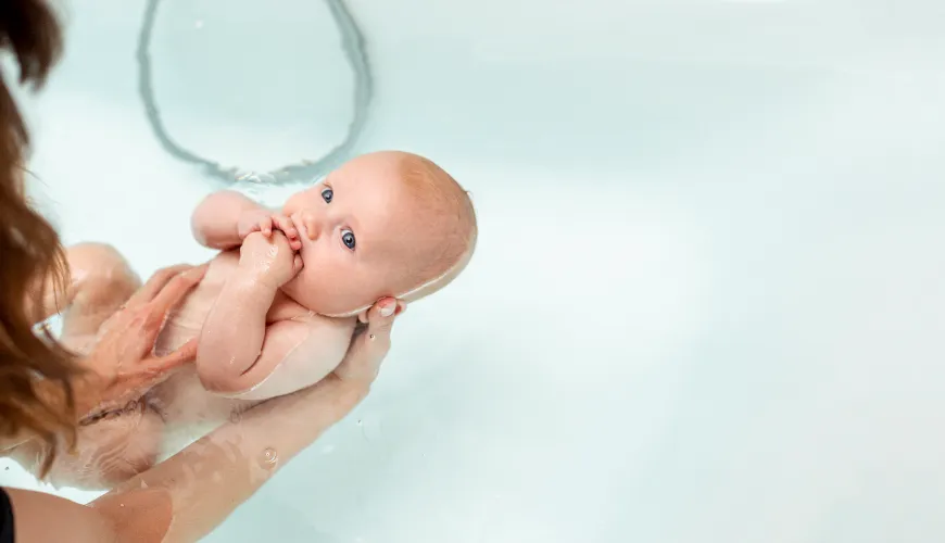 Bañar al bebé sin estrés y con alegría