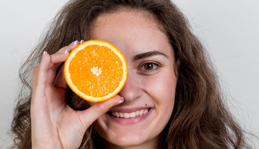 Cabello brillante y fuerte gracias al poder de la vitamina C